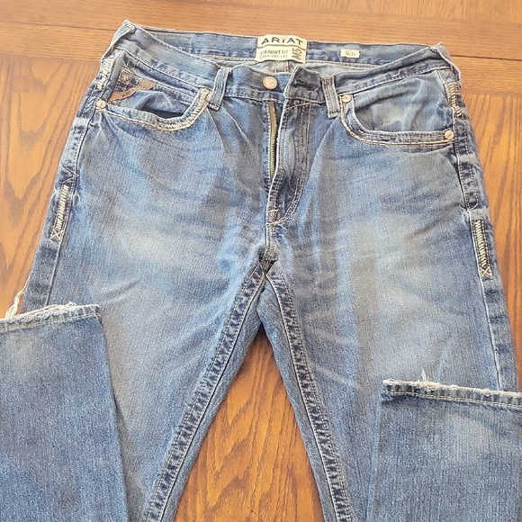 Ariat Blue Relaxed Fit Jeans with Classic Denim Style - Picture 1 of 7